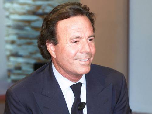 Julio Iglesias demanda a vicepresidenta y medio por daño moral