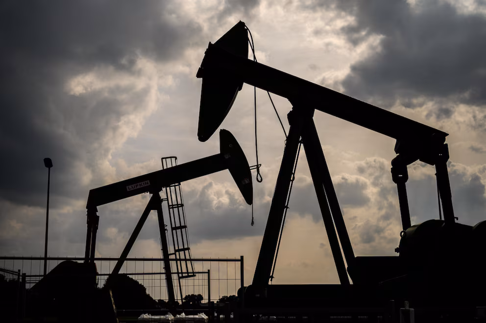 Petróleo sube cerca de 100 dólares por tensión geopolítica y ajustes en inventarios