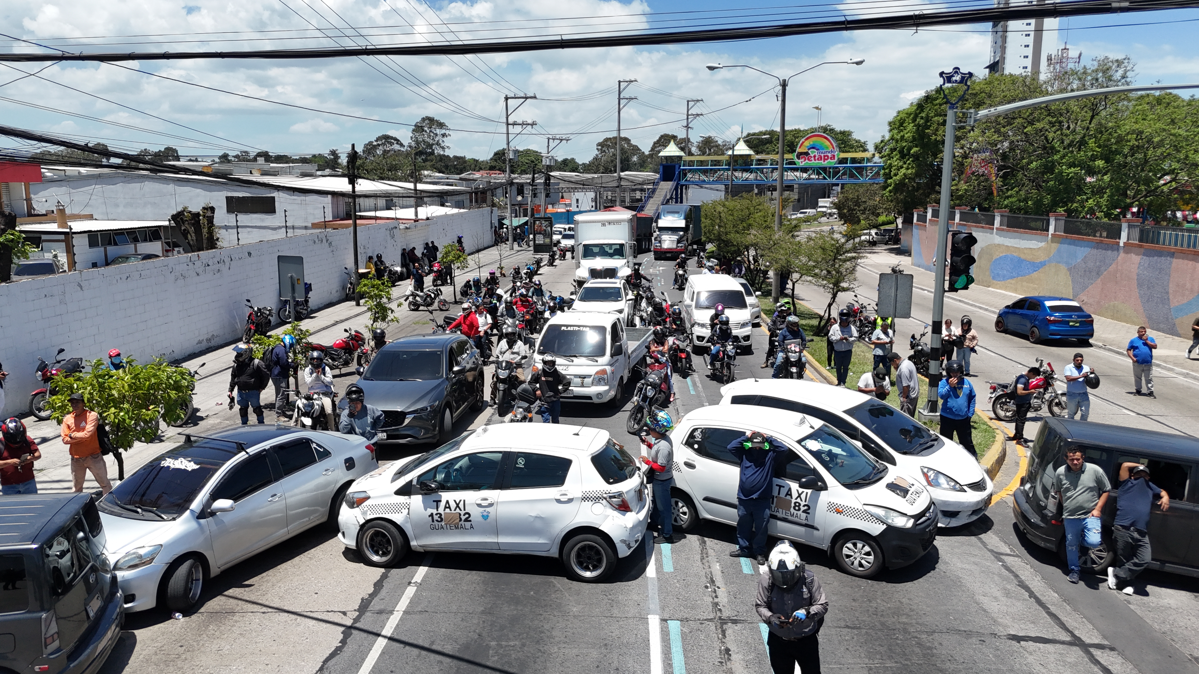 Manifestaciones por alza en combustibles afectan clases en Guatemala