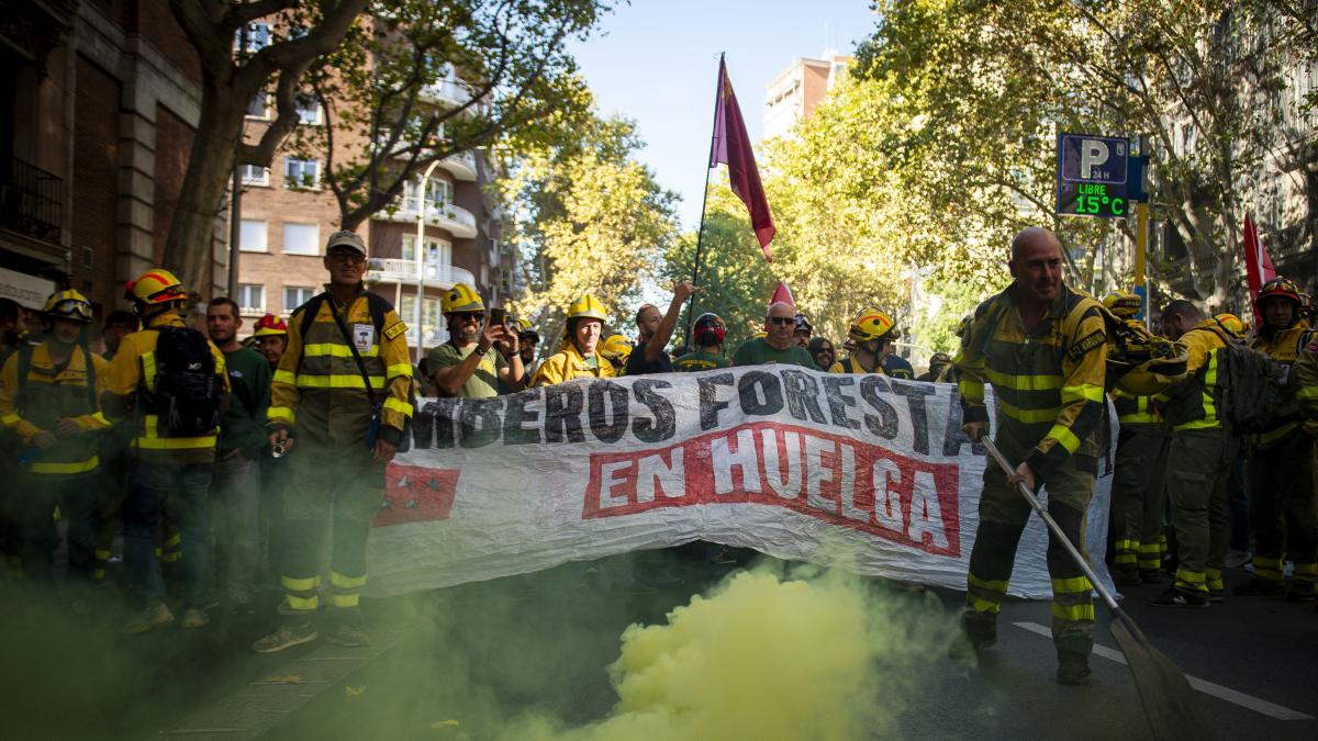 La huelga de los bomberos forestales deja sin operar a 61 efectivos mientras Madrid refuerza el servicio con bomberos funcionarios