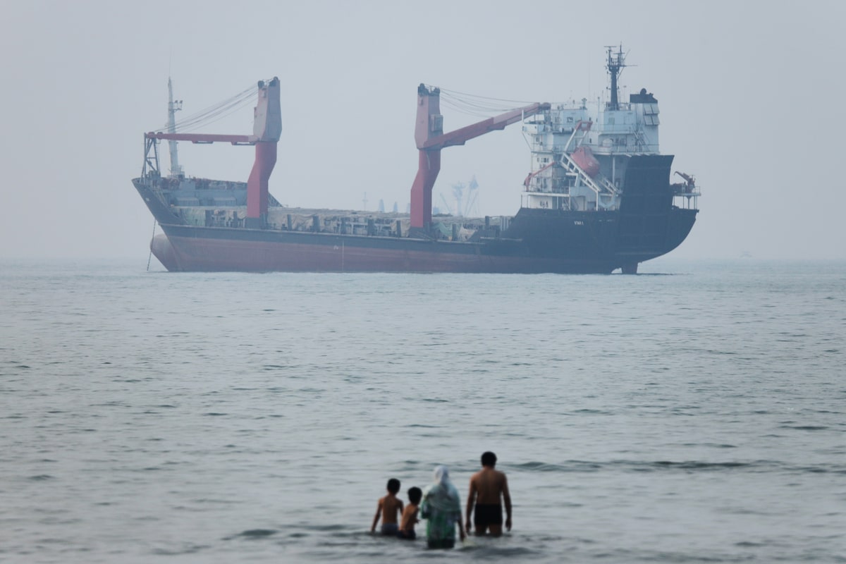 U.S. and Iran Escalate Striking Activity Near Iraq Base, Impacting Global Oil Routes