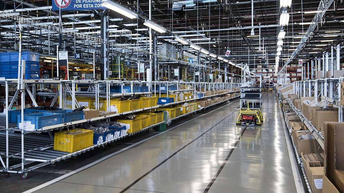Economía argentina enfrenta nueva caída mensual y persiste la presión en sectores clave