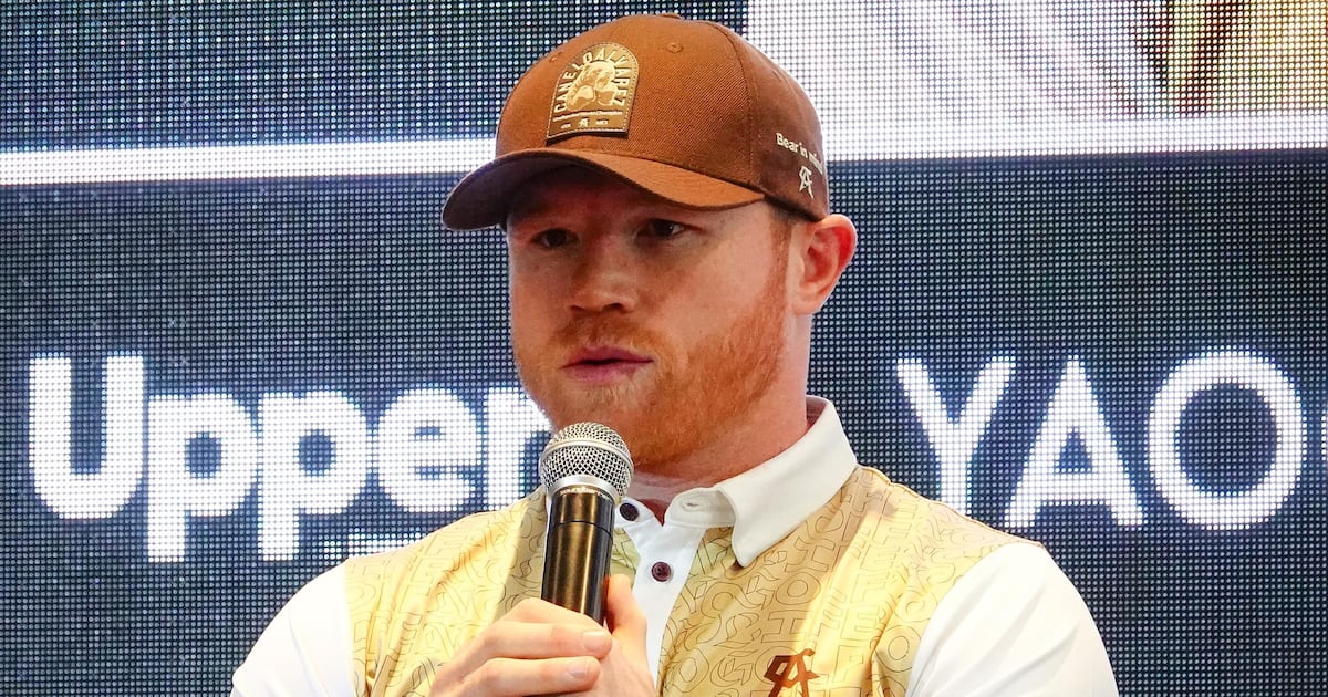 Canelo Álvarez anuncia su retiro cercano y aplaza pelea contra Mbilli