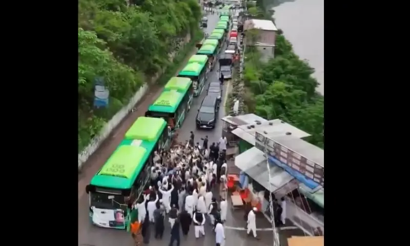 PML-N sends e-buses to AJK amid electoral code warnings