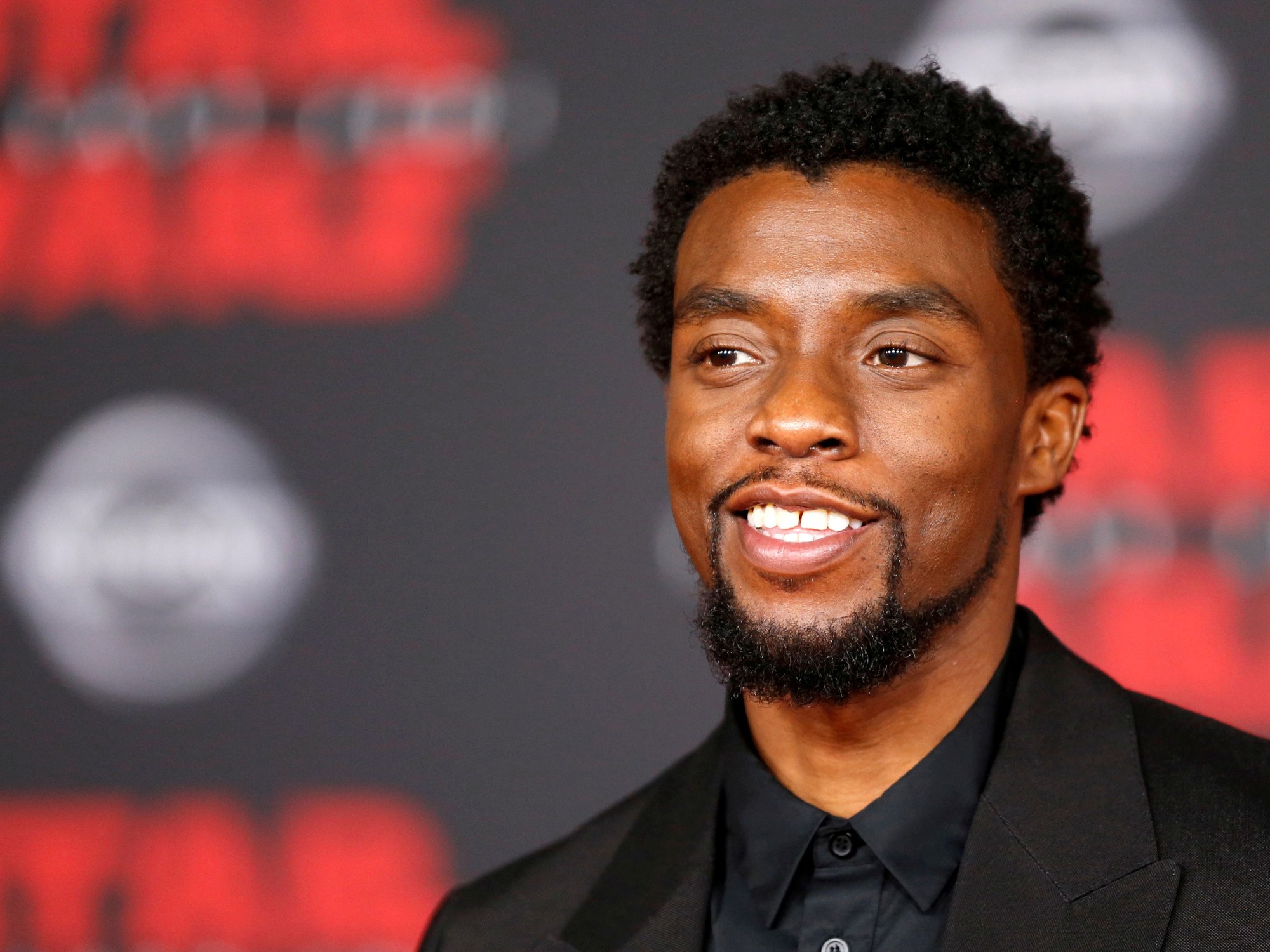 Hermanos de Chadwick Boseman demandan a viuda por retener herencia y derechos