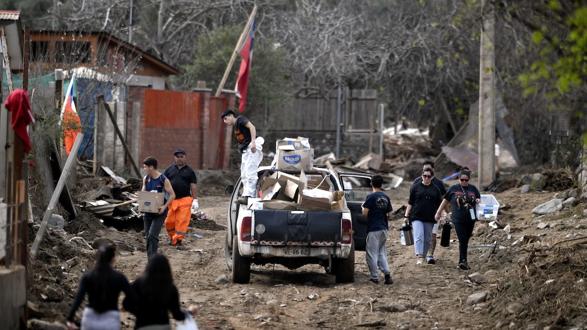 Vecinos y voluntarios trabajan en reconstrucción de Islón tras aluvión