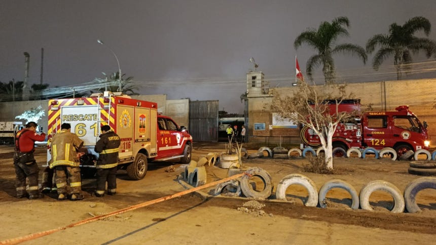 Incendio en fábrica de cosméticos de Los Olivos: bomberos controlan el 98% del fuego