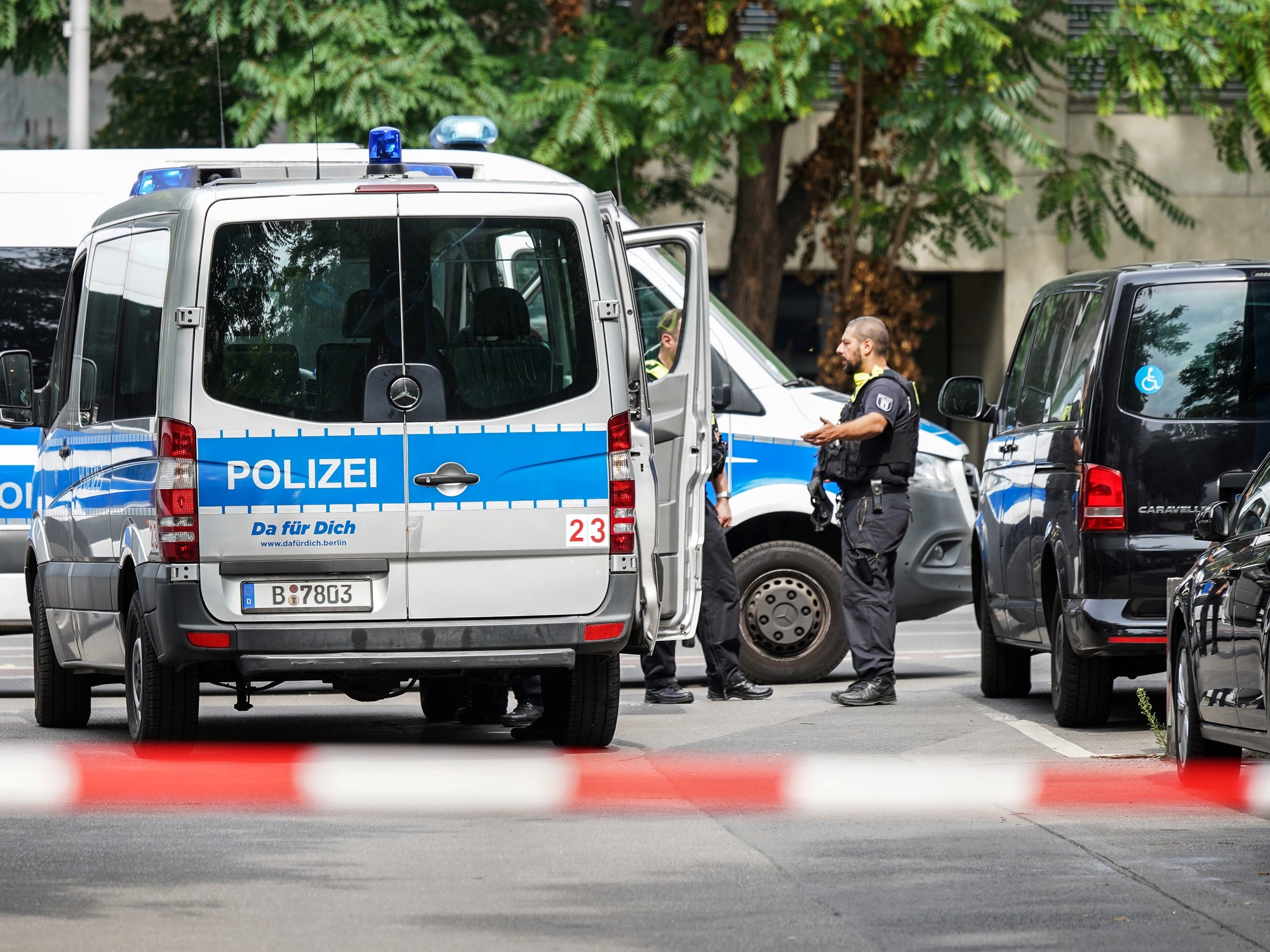 Ataque en desfile del Orgullo en Berlín deja un muerto y 16 heridos; policía busca sospechoso