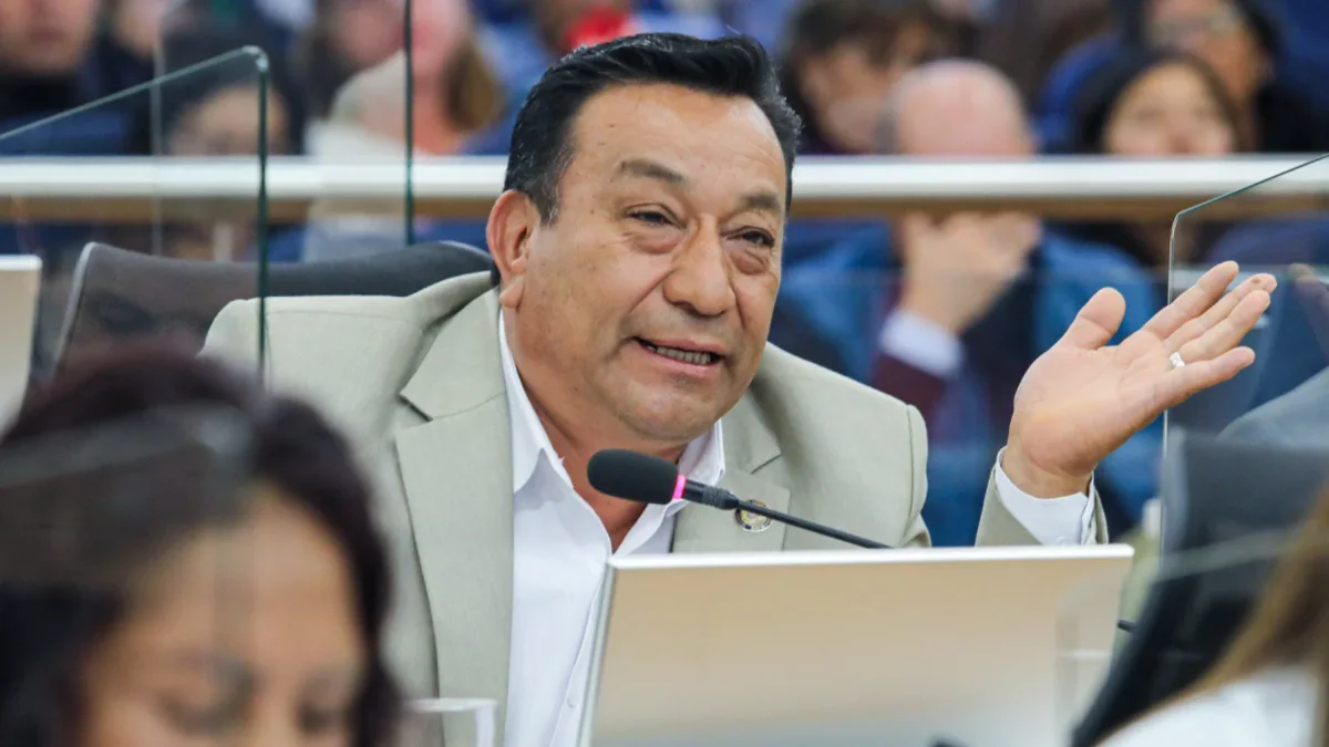Concejal de Quito defiende aumento de pasajes y expone su formación universitaria