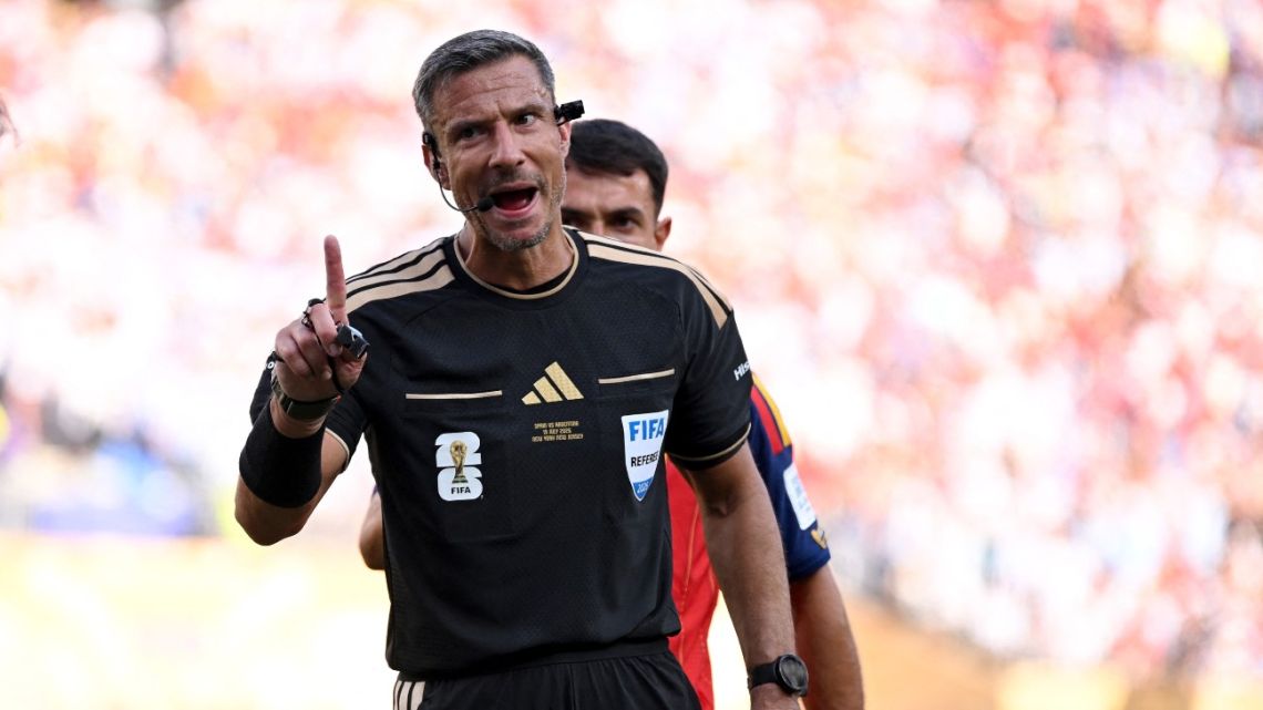 El árbitro esloveno retira su silbato tras dirigir la final del Mundial 2026