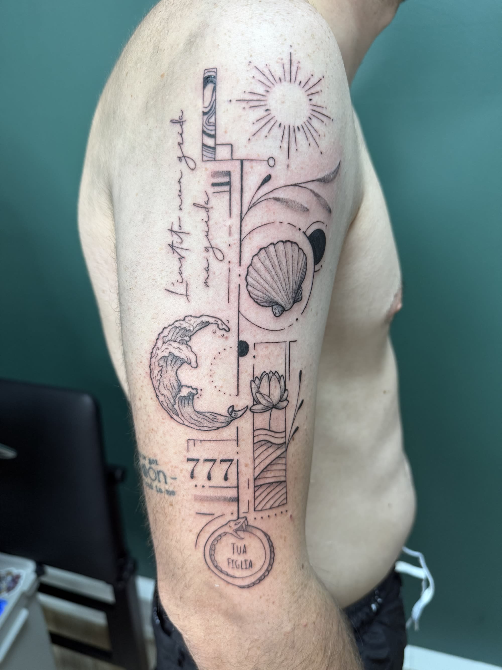 Fine Line par Mozi Tattoo