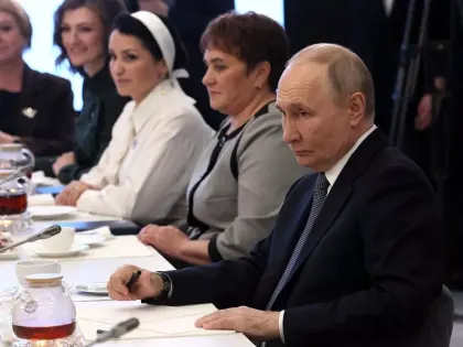 Владимир Путин встретился с сотрудницами фонда «Защитники Отечества», участницами и ветеранами СВО