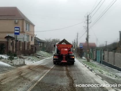 В Новороссийске объявлена повышенная готовность из-за снега и ветра  – на улицах работает техника