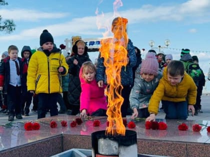 Школьники Геленджика приняли эстафету Памяти «Красная гвоздика»