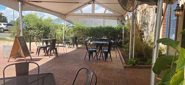 Well Hung Vineyard - Restaurant