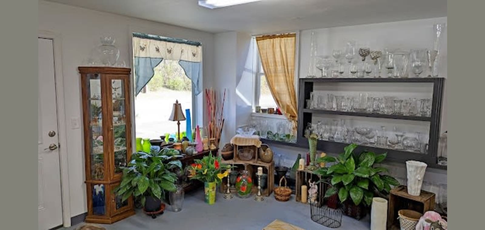 Lynn's Florist & Gifts — image 1