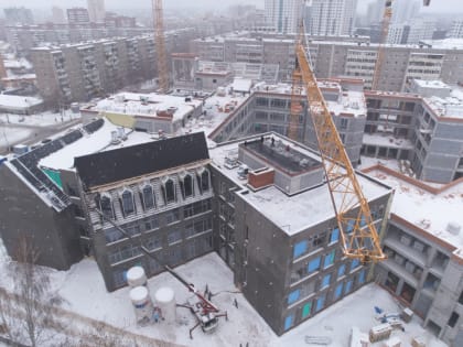 В спортзале новой школы в Пионерском монтируют кровлю с пролетом в 24 метра