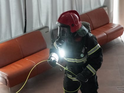 К больнице № 40 в Екатеринбурге приехали пожарные