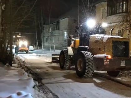 Управляющие компании сегодня расчистят 11 дворов