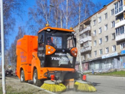 На расчистку тротуаров впервые вышли две новые единицы спецтехники