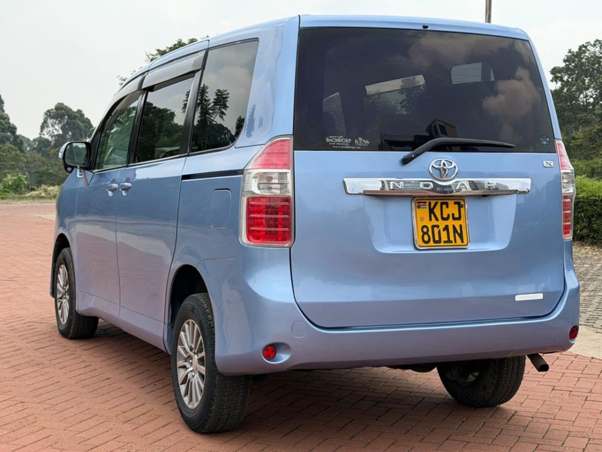 TOYOTA NOAH