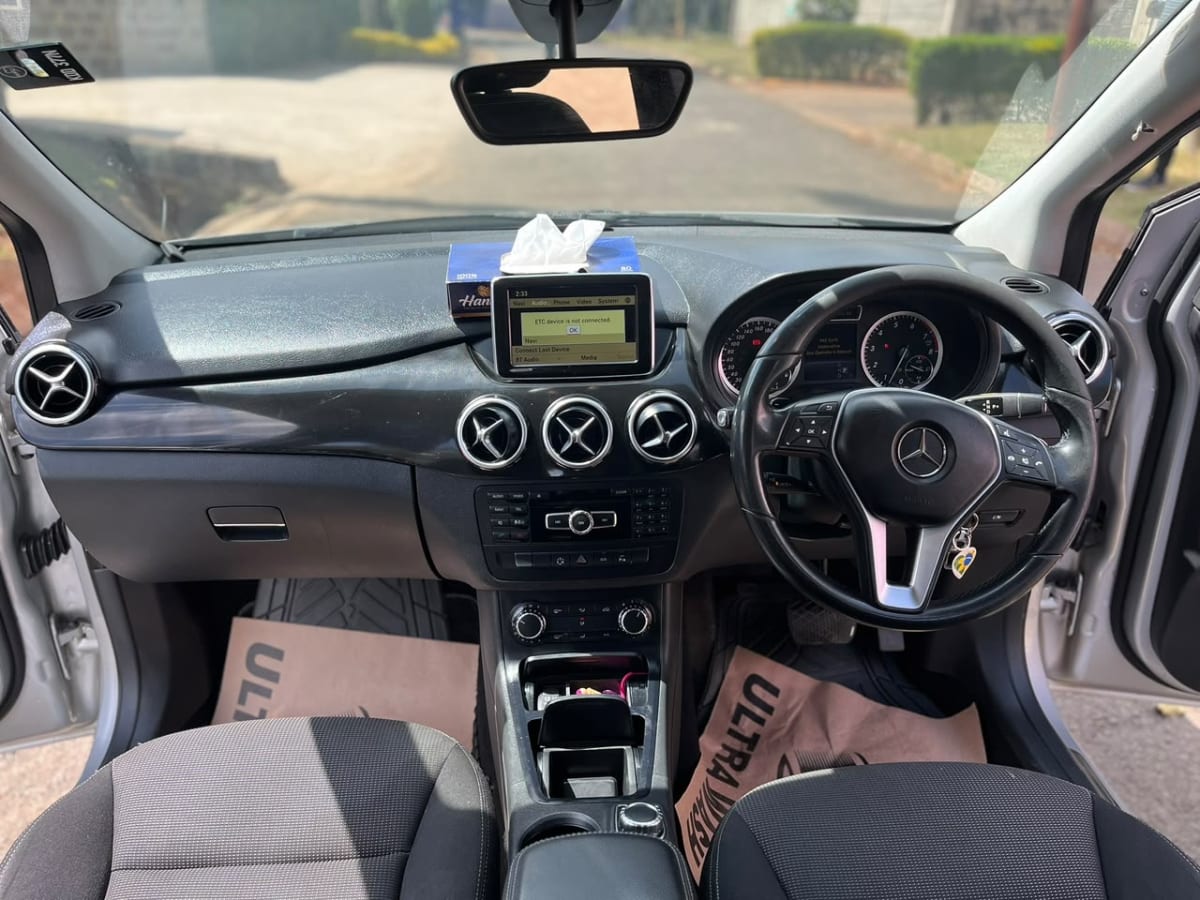 Mercedes Benz  B180