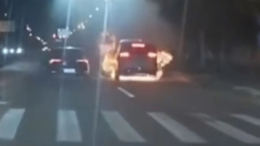 MPV điện Trung Quốc đang di chuyển bỗng cháy dữ dội, lửa nuốt chửng xe - 1