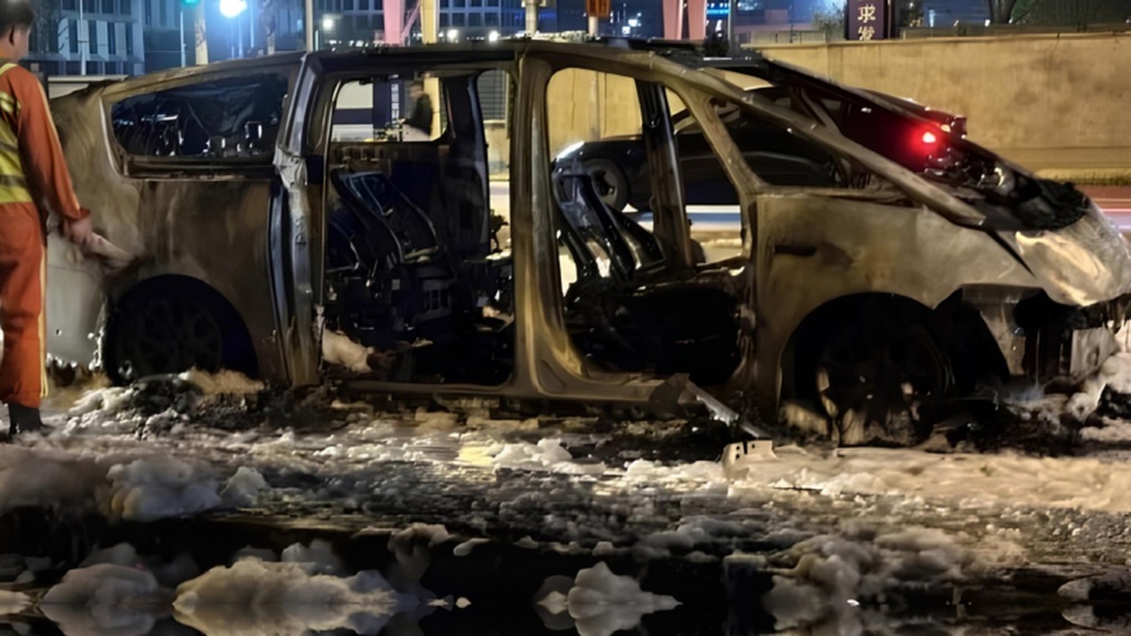 MPV điện Trung Quốc đang di chuyển bỗng cháy dữ dội, lửa nuốt chửng xe - 2