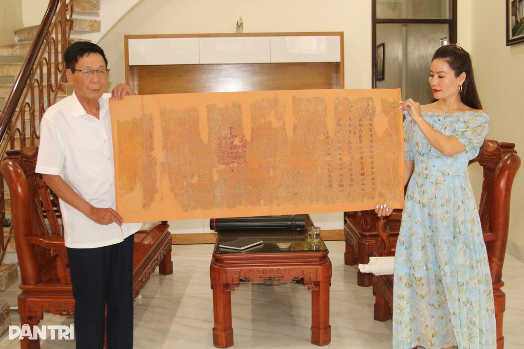 Bản sắc phong của Vua Khải Định có các họa tiết trang trí bằng nhũ vàng - 1