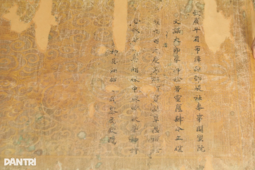 Bản sắc phong của Vua Khải Định có các họa tiết trang trí bằng nhũ vàng - 2