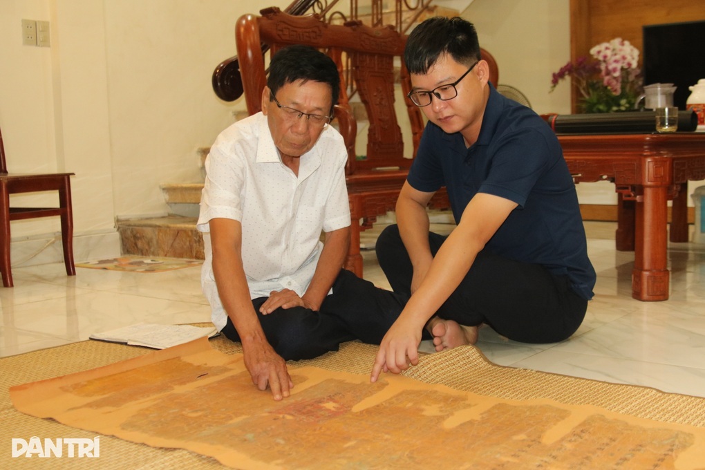 Bản sắc phong của Vua Khải Định có các họa tiết trang trí bằng nhũ vàng - 3