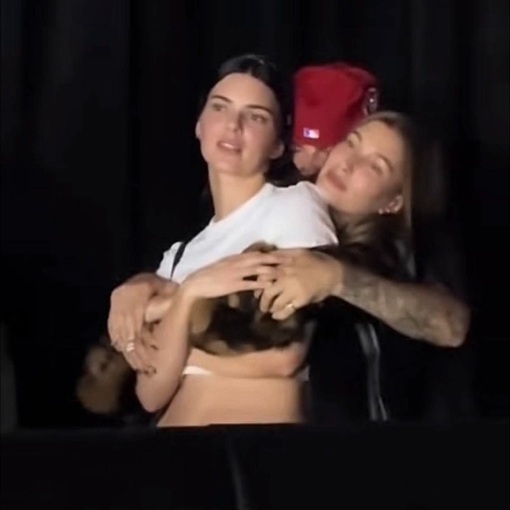 Bức ảnh Justin Bieber ôm vợ và bạn thân của vợ gây tranh cãi - 1