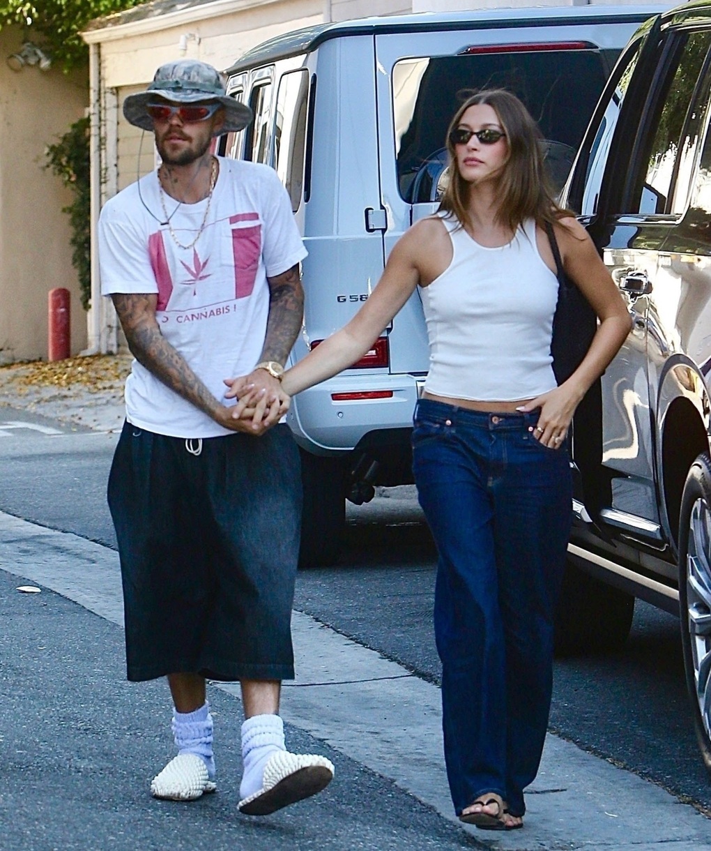 Bức ảnh Justin Bieber ôm vợ và bạn thân của vợ gây tranh cãi - 2