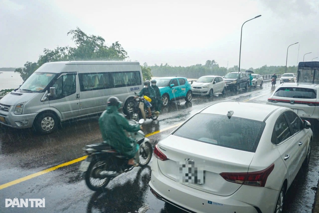 Hàng trăm ô tô được đưa lên cầu, xếp hàng dài để “chạy” lụt - 1