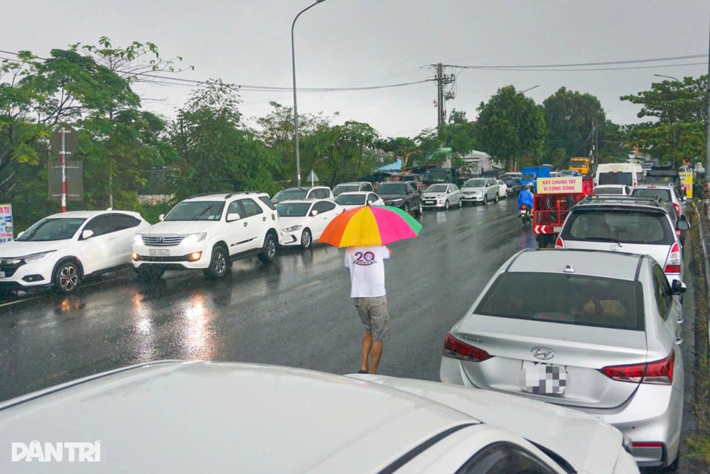 Hàng trăm ô tô được đưa lên cầu, xếp hàng dài để “chạy” lụt - 2