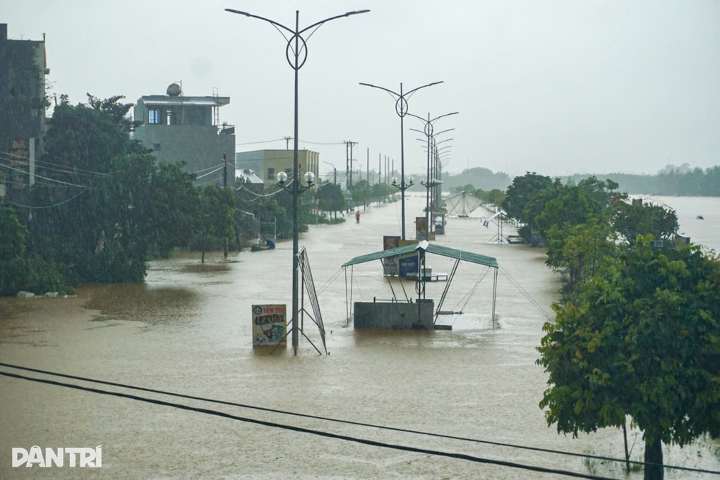 Hàng trăm ô tô được đưa lên cầu, xếp hàng dài để “chạy” lụt - 3