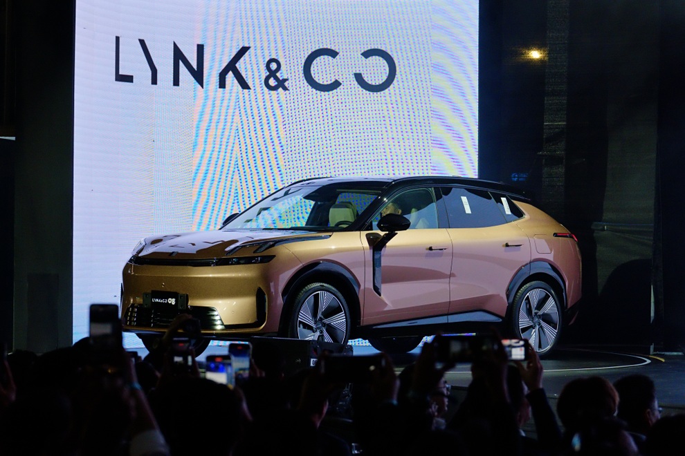 Lynk  Co 08 chốt giá từ 1,3 tỷ đồng, “đấu” Santa Fe bằng động cơ xăng-điện - 1