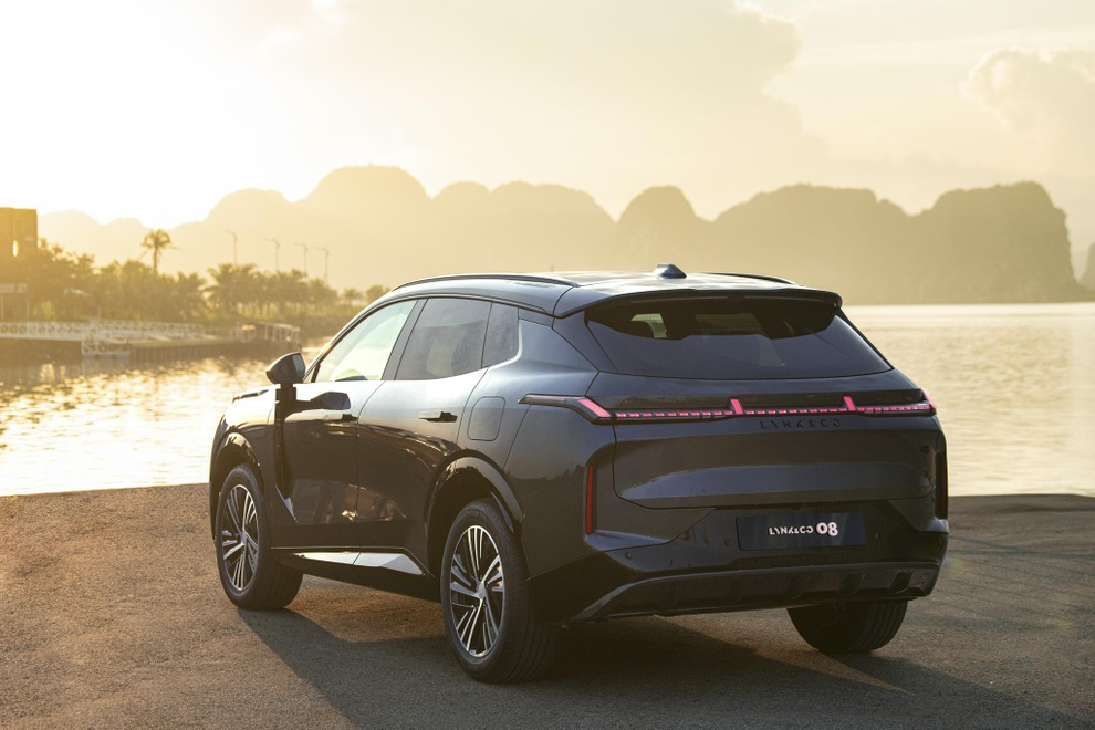 Lynk  Co 08 chốt giá từ 1,3 tỷ đồng, “đấu” Santa Fe bằng động cơ xăng-điện - 2