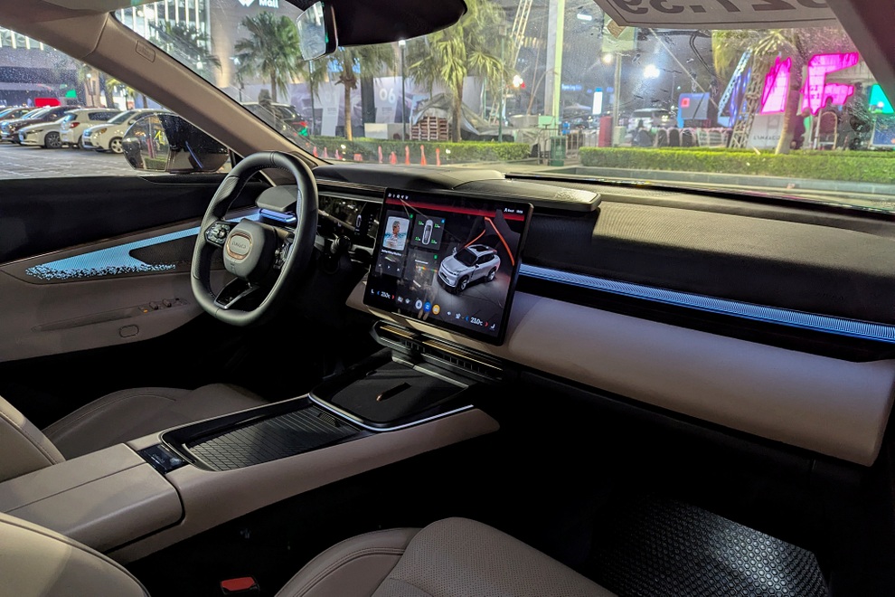 Lynk  Co 08 chốt giá từ 1,3 tỷ đồng, “đấu” Santa Fe bằng động cơ xăng-điện - 4