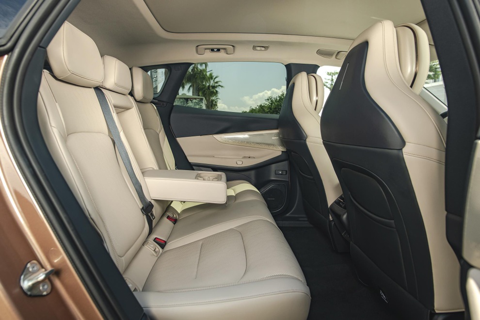 Lynk  Co 08 chốt giá từ 1,3 tỷ đồng, “đấu” Santa Fe bằng động cơ xăng-điện - 5