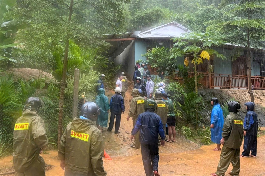 Hàng chục học sinh buộc phải ở lại trường để tránh lũ  - 1