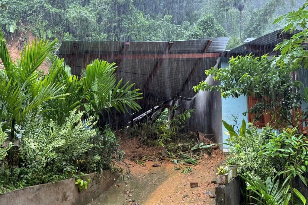 Hàng chục học sinh buộc phải ở lại trường để tránh lũ  - 2