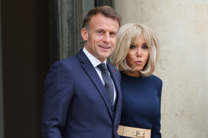 Tổng thống Pháp Emmanuel Macron và Đệ nhất phu nhân Brigitte Macron (phải) tại Điện Elysee ngày 8/10. Ảnh: AFP
