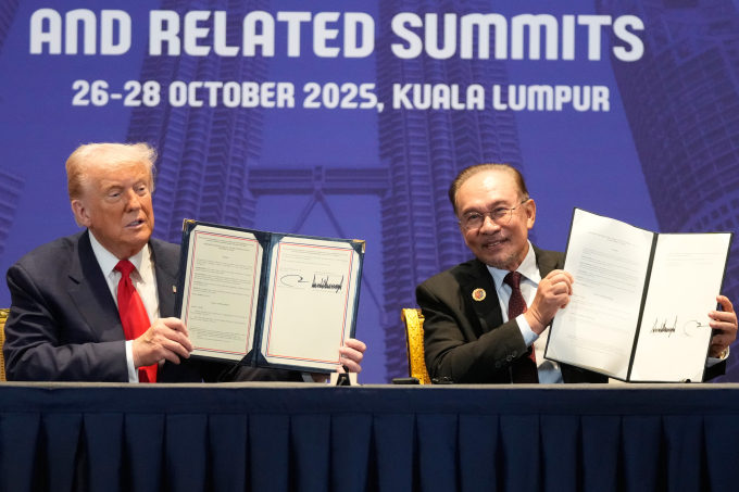 Tổng thống Mỹ Donald Trump và Thủ tướng Malaysia Anwar Ibrahim tại Kuala Lumpur ngày 26/10. Ảnh: AP