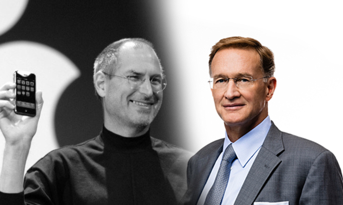 Steve Jobs (trái) và Wendell Weeks. Ảnh: Apple/Corning