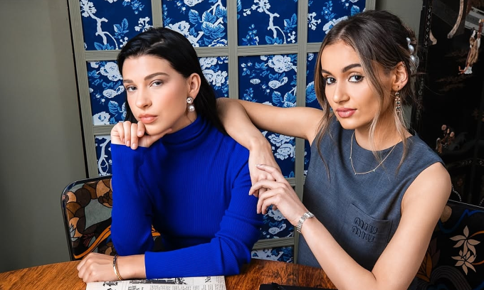 Phoebe Gates (trái) và đồng sáng lập Phia Sophia Kianni. Ảnh: Instagram/Phoebe Gates