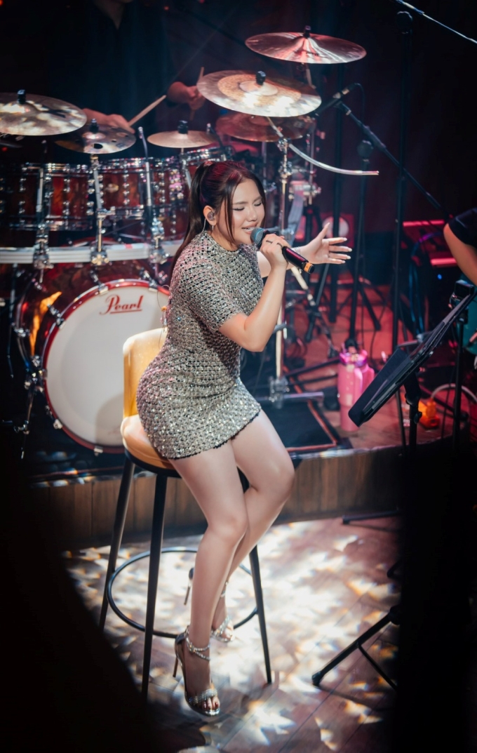 Ca sĩ trên sân khấu âm nhạc hồi giữa năm. Ảnh: Nhân vật cung cấp