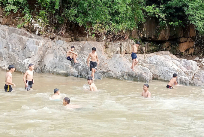 Học sinh trường Phổ thông Dân tộc nội trú THCS Mường Lát ra suối tắm sau giờ học. Ảnh: Lam Sơn