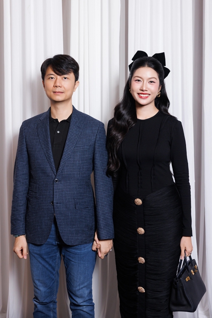 Á hậu Thúy Vân và chồng dự tiệc.