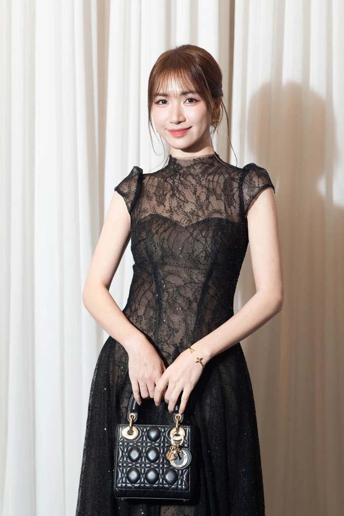 Ca sĩ Hòa Minzy phối đầm ren xách túi hiệu.